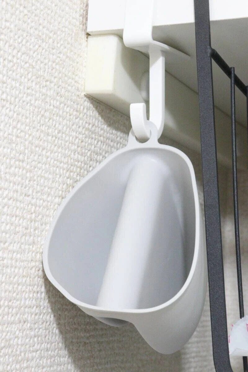 吊り戸棚フックにグレーの計量カップを吊るした様子