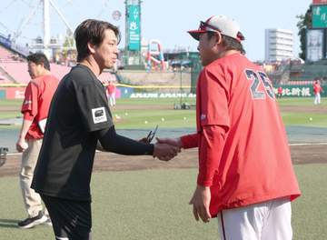 楽天・前田健太ら元鯉ドラ1の2人が古巣関係者と笑顔で再会 敵将と握手、言葉かわす