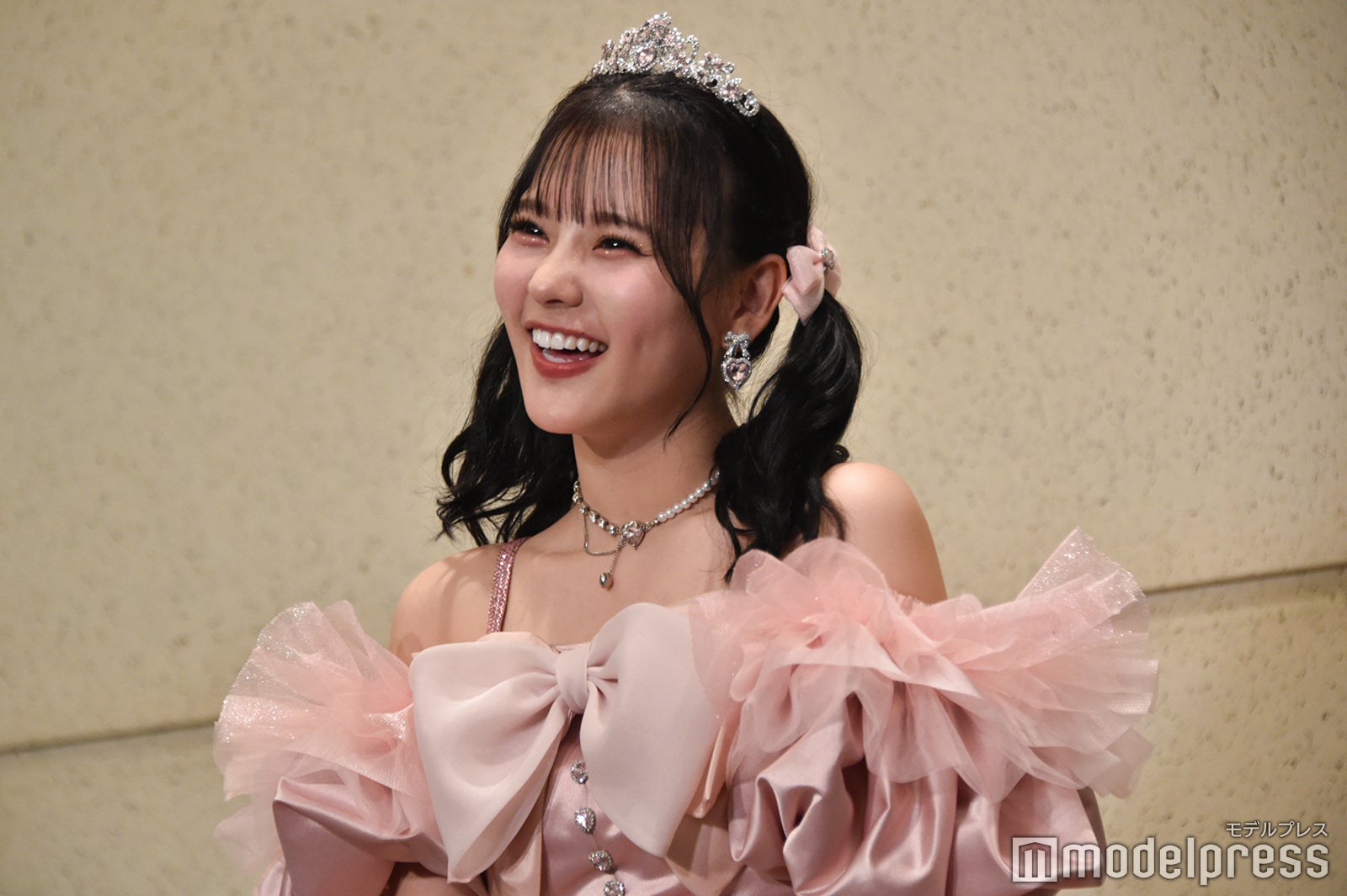 囲み取材中に横にメンバーが通り「いるよ～」と声をかけていた齊藤なぎさ（C）モデルプレス