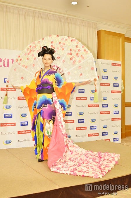 ナショナル・コスチュームを披露する松尾幸実