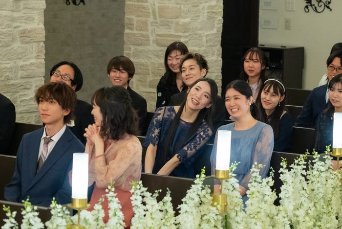 椿泰我がエキストラとして参加したシーン(C)「三人夫婦」製作委員会