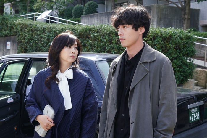 斉藤由貴、坂口健太郎/「Dr.チョコレート」第4話より(C)日本テレビ