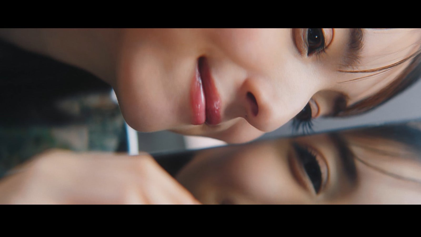 佐々木希／新CM「みつめる篇」場面カットより（C）2022 GMO CLICK Securities, Inc. All Rights Reserved.