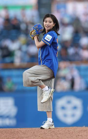 黒島結菜 ノーバン投球にバンザイ 飛び跳ねて大喜び ヤクルトベンチにもパワー送る