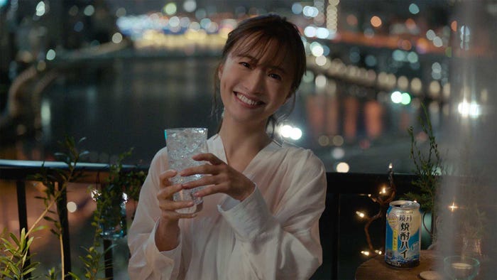 松本まりか/サントリースピリッツ(株) 鏡月焼酎ハイ 新TV-CM「はじめてのチュウ」篇(提供画像)