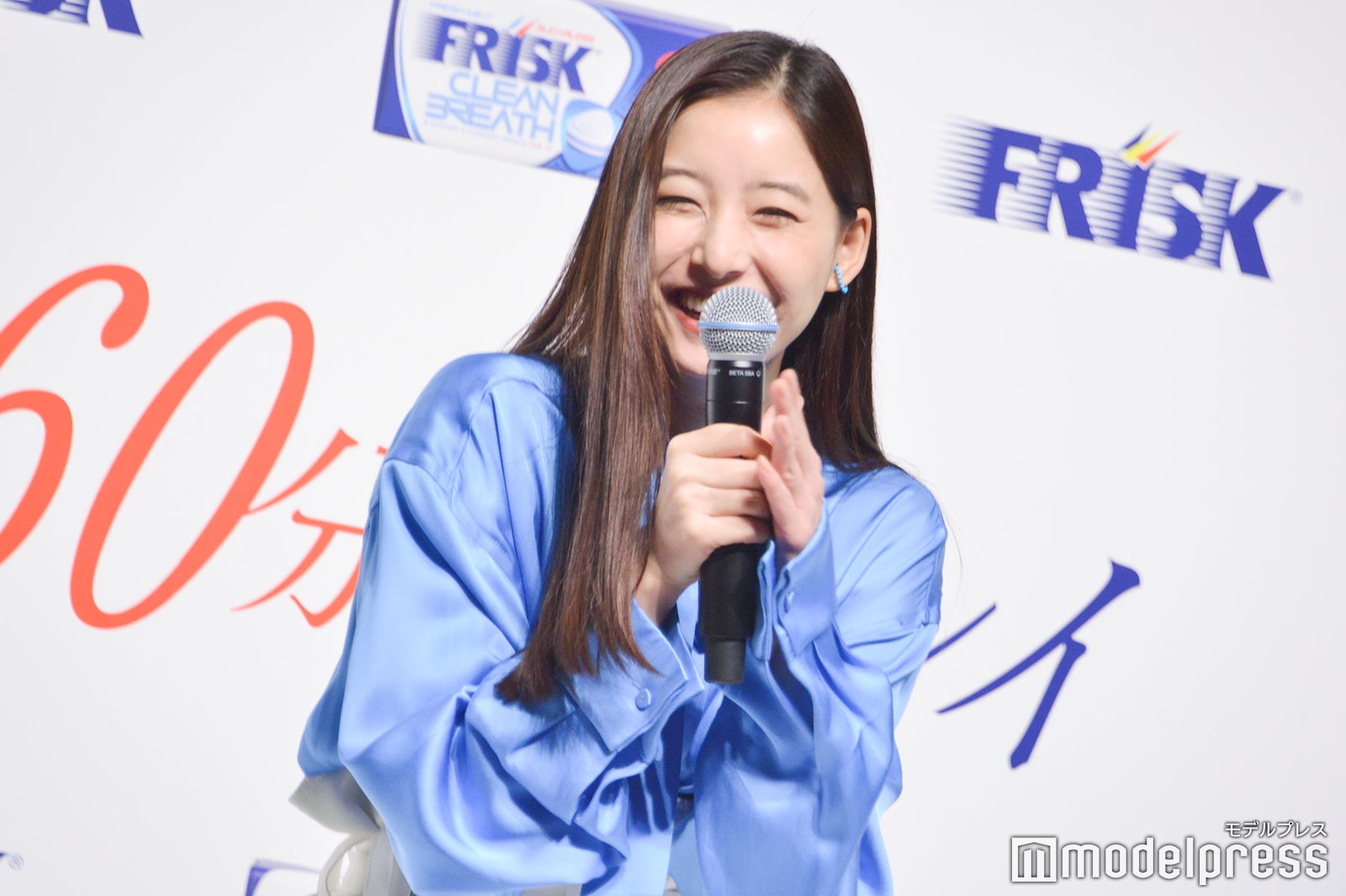 歌披露に照れる新木優子（C）モデルプレス