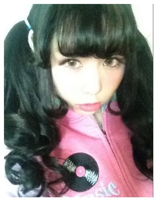 黒髪でもオシャレを楽しむ/ぺこ公式ブログ(Ameba)より