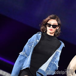 島袋聖南、小顔&美脚際立つクールコーデ<神コレ2018A/W>
