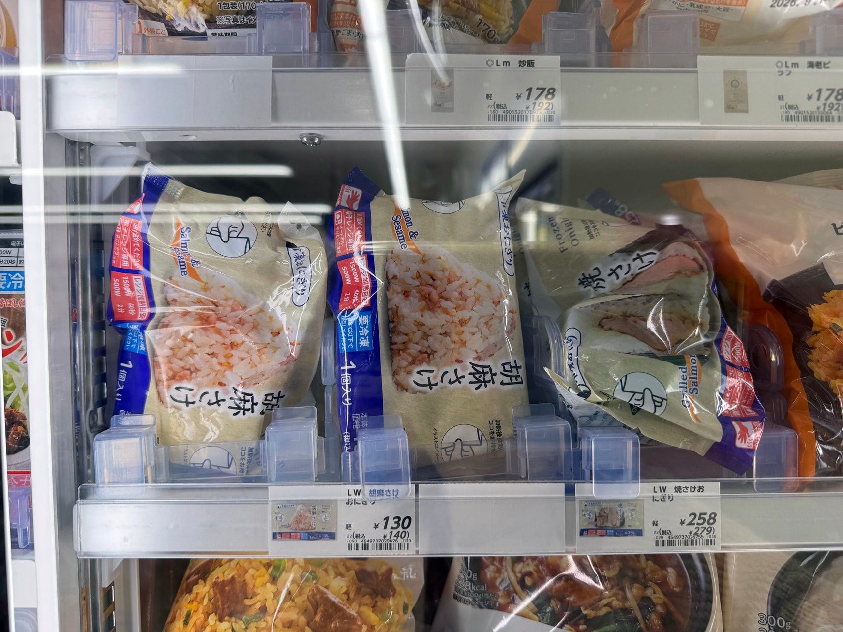 冷凍食品と一緒に扉付きの冷凍庫に陳列されています