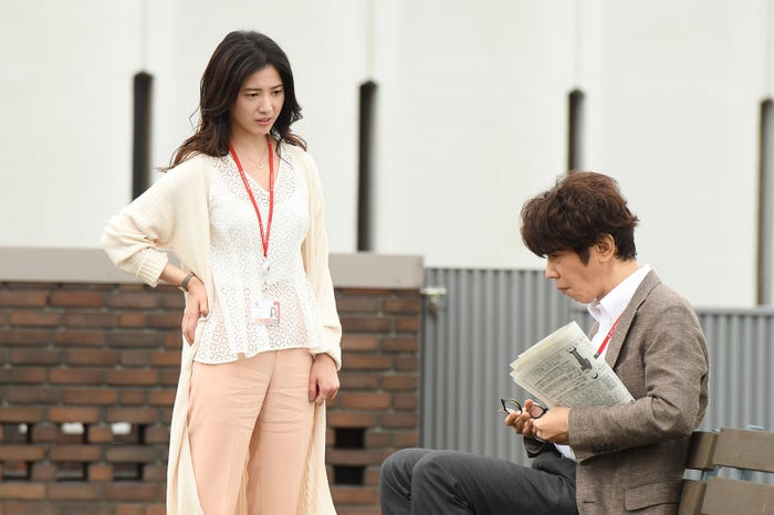 吉高由里子、ユースケ・サンタマリア/「わたし、定時で帰ります。」より(C)TBS
