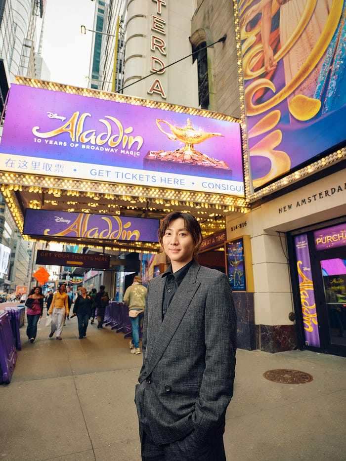 京本大我/NYブロードウェイの「アラジン」劇場前にて(提供写真)
