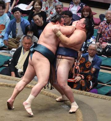 41歳鉄人の脅威の粘り腰に館内大歓声 玉鷲が土俵際大逆転で4連勝、白星先行 実況アナも「十両の相撲の後の拍手ではなかった」と驚嘆