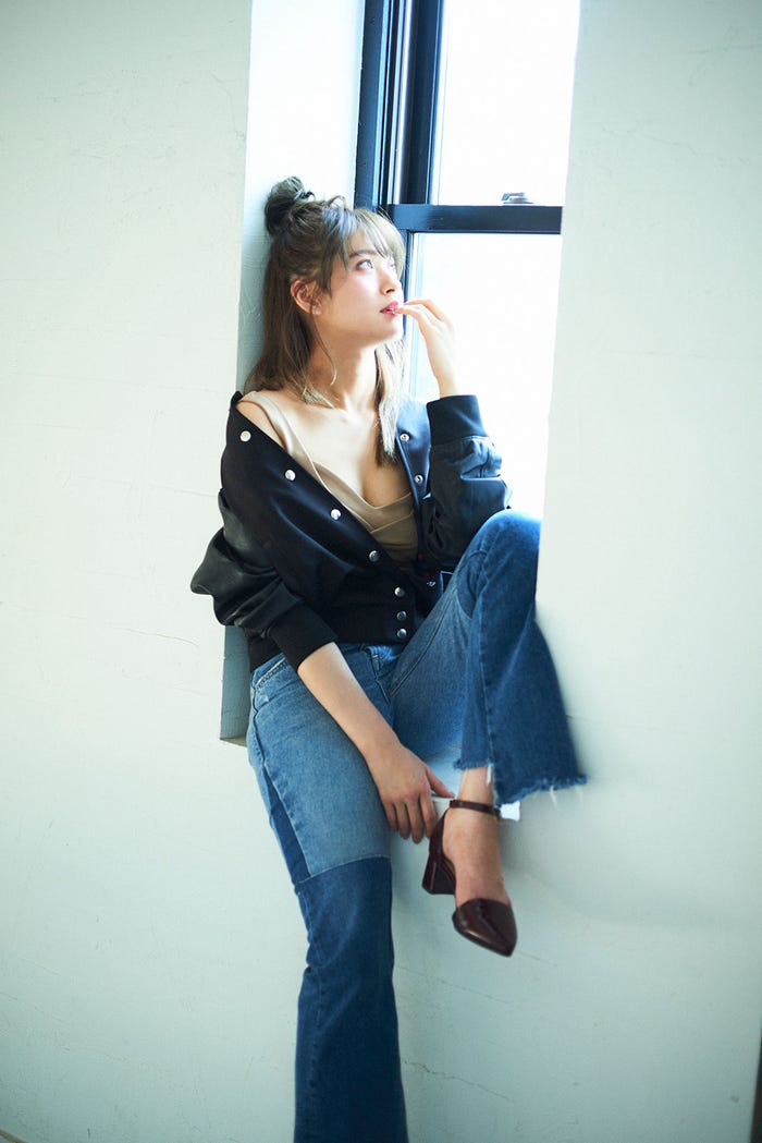 レザー切り替えブルゾン¥55,000/ディーゼル(ディーゼル ジャパン)、レオタード¥1,203/H&M(H&Mカスタマーサービス)、デニムパンツ¥38,800/CherShore、パンプス¥7,000/JEANASIS(アダストリア)(C)TOPLOG