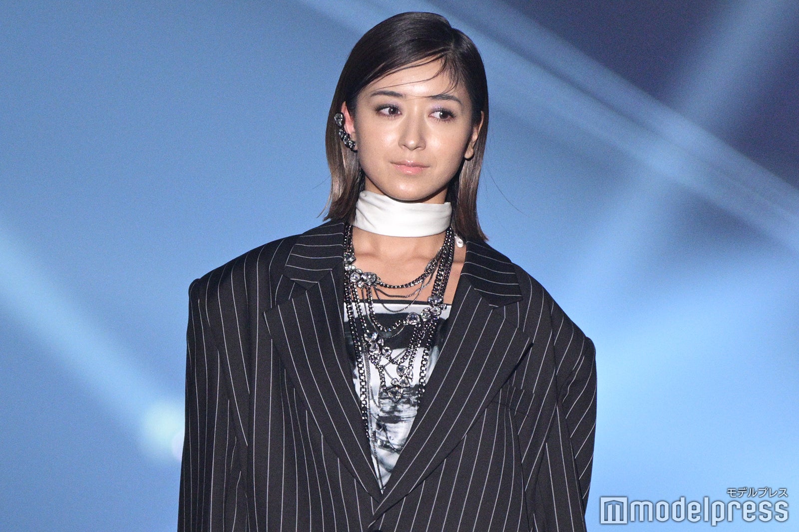 みちょぱ、ミニ丈ボトムから美脚披露 シックコーデで印象ガラリ【TGC熊本2025】