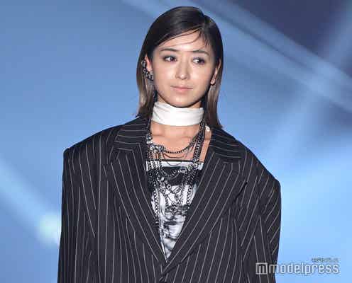 みちょぱ、ミニ丈ボトムから美脚披露 シックコーデで印象ガラリ【TGC熊本2025】