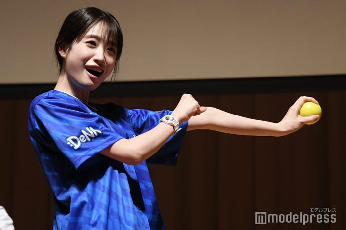 ストラックアウトに気合たっぷりの高橋ひかる(C)モデルプレス