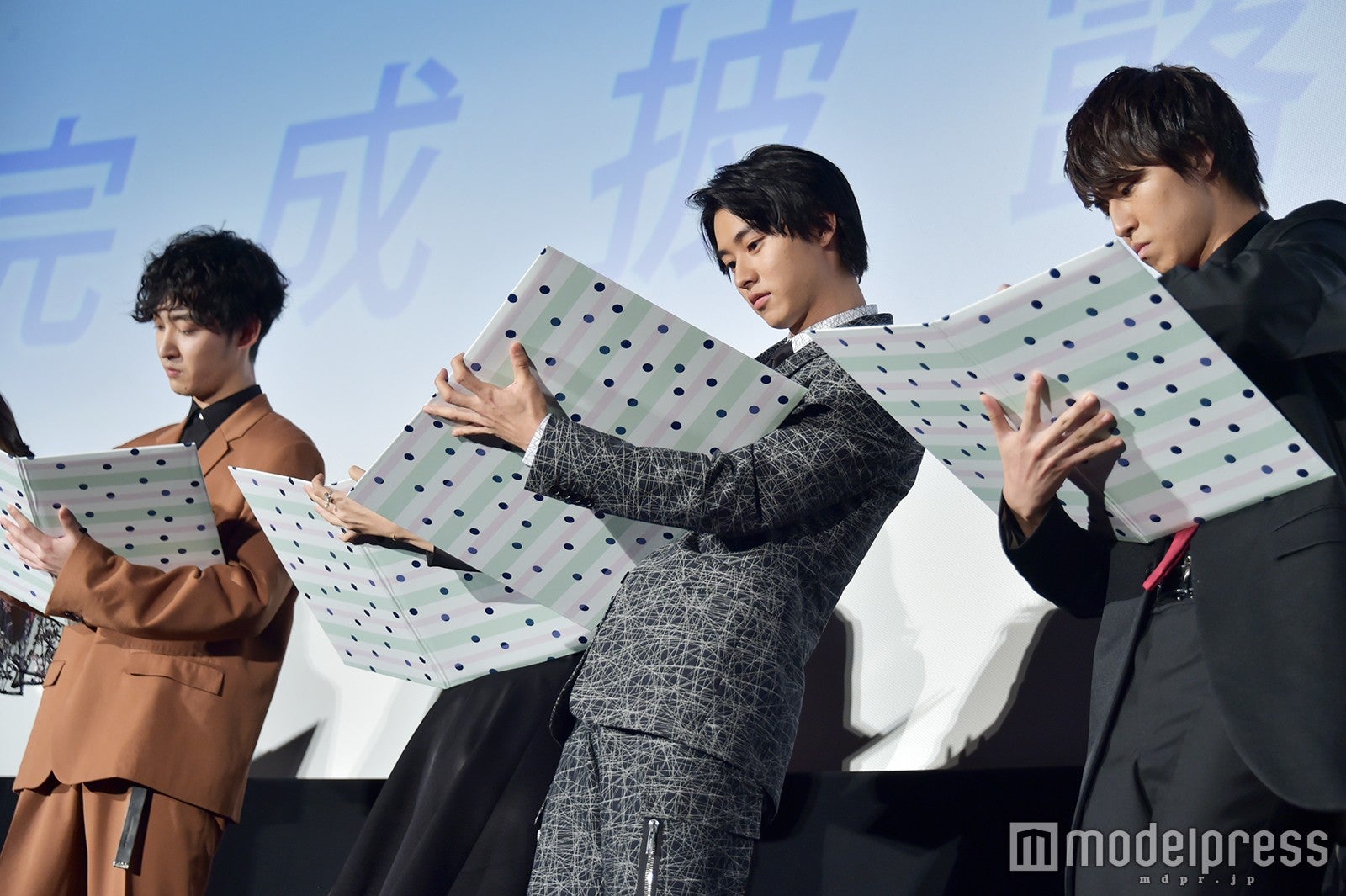 （左から）上杉柊平、山崎賢人、松尾太陽（超特急）（C）モデルプレス