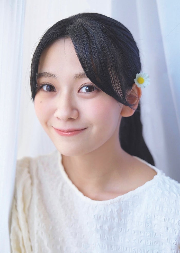 乃木坂46奥田いろは“冨里奈央撮影”スペシャルグラビアで優しい微笑み