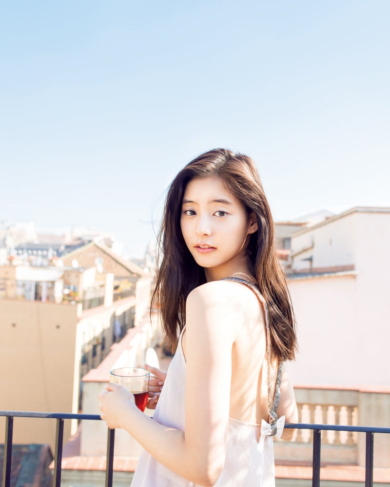 新木優子、ヘルシー美肌見せ　自然体の美貌輝く