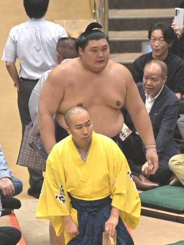 大の里が勝率・375“鬼門4日目”に初黒星、高安が懸賞61本をゲット「強い人に勝って達成感」【大相撲】