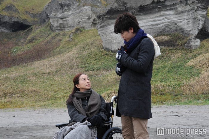 原田美枝子、佐藤健(C)2016 映画『世界から猫が消えたなら』製作委員会