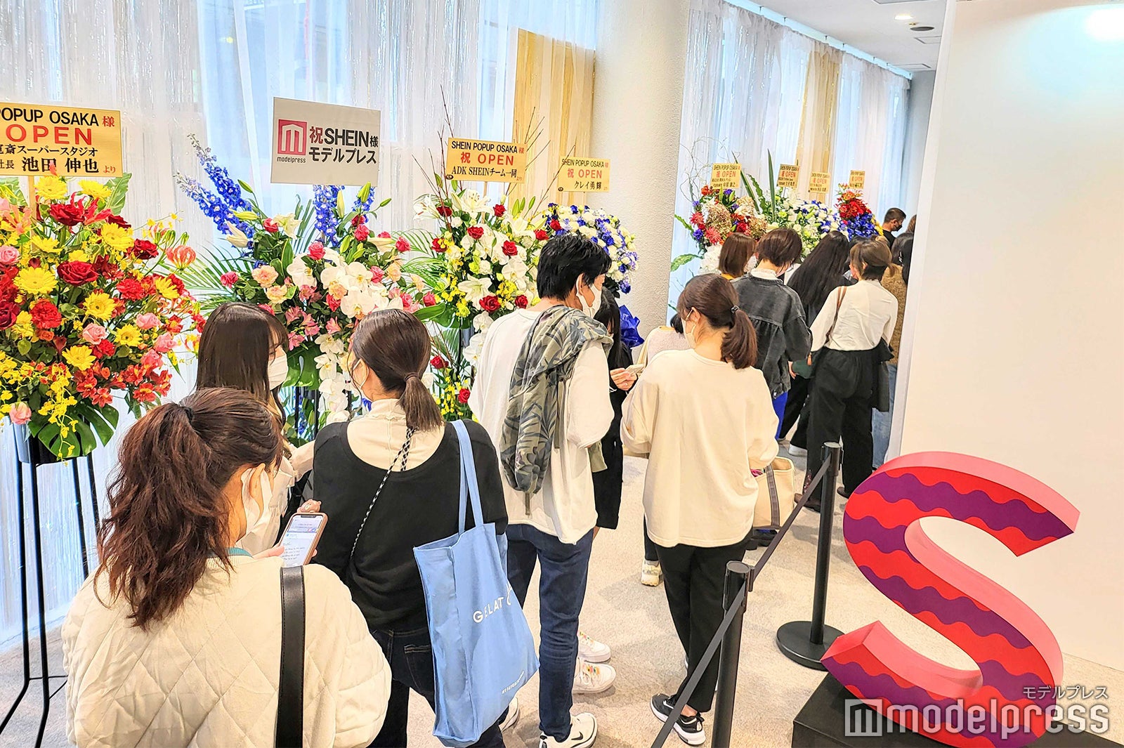 『SHEIN POPUP OSAKA』エントランスからの待機列（C）モデルプレス
