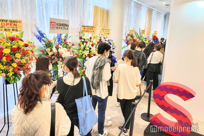 『SHEIN POPUP OSAKA』エントランスからの待機列(C)モデルプレス