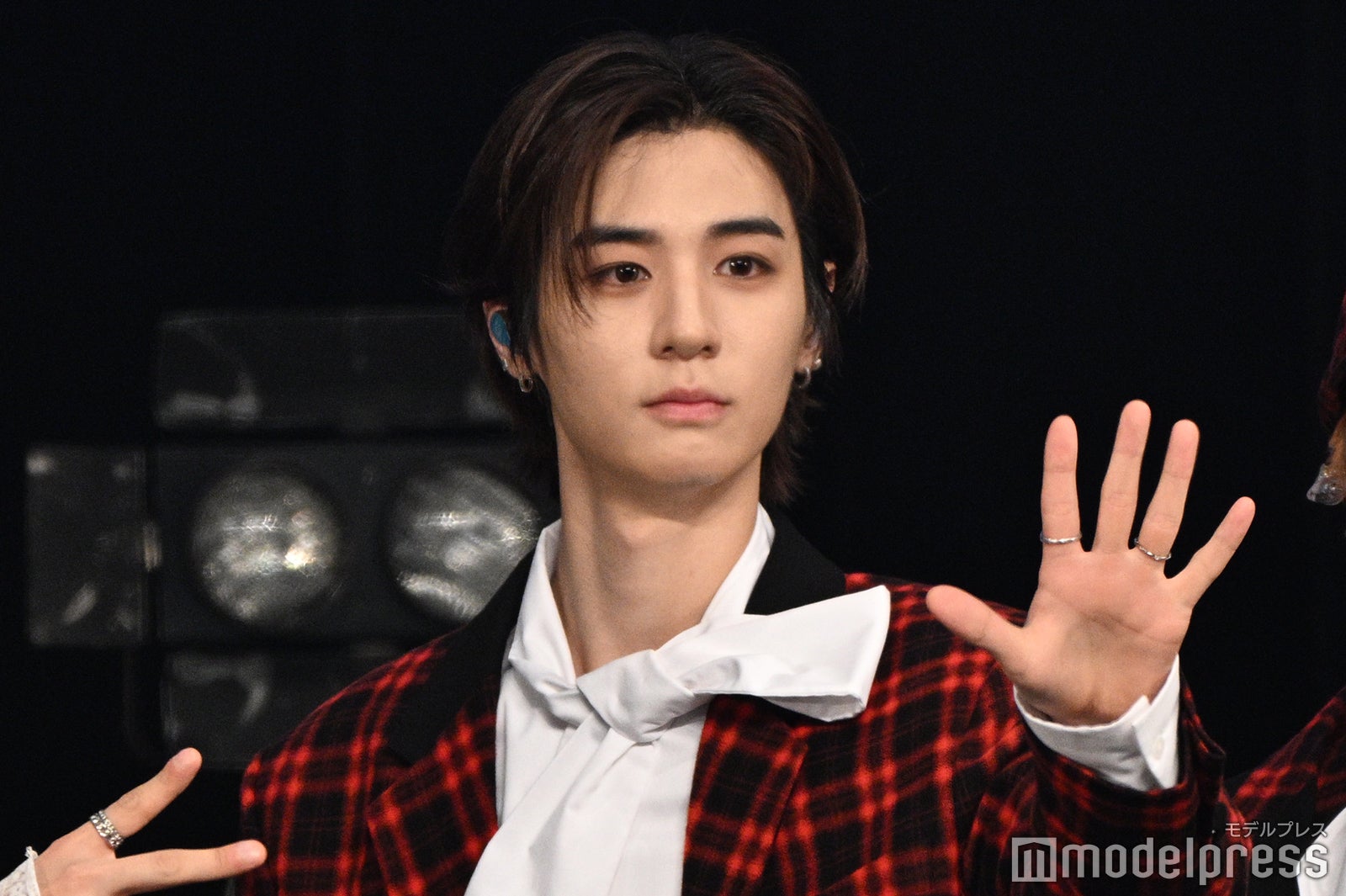 「5」を強調するLEEHAN（イハン）（C）モデルプレス