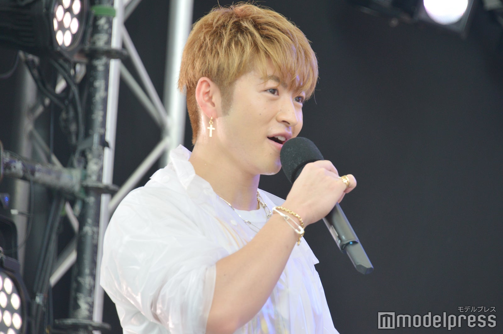 佐野玲於（NAOTOモノマネ中） （C）モデルプレス