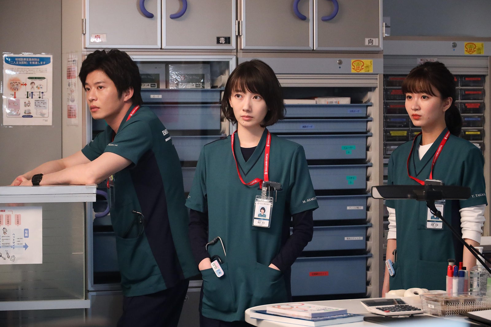 田中圭、波瑠、岡崎紗絵「ナイト・ドクター」第3話より（C）フジテレビ