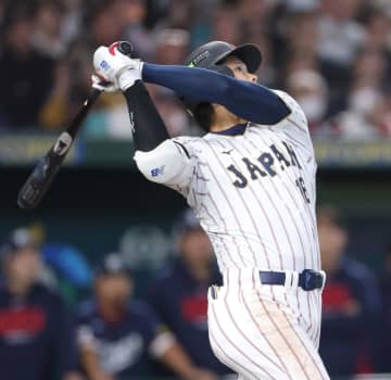 大谷翔平が2試合連続アーチ！打球速度178キロ、角度41度のムーンショットで同点 ベンチで先発の菊池と抱き合う 鈴木→吉田の連続弾で一気に逆転