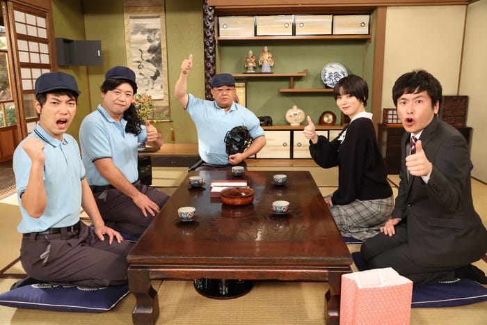 (左手前から時計回りに)わらふぢなるお(ふぢわら、口笛なるお)、伊達みきお、池田エライザ、村上純/コント「シリーズ結婚~安杯矢家の娘~」より(C)フジテレビ