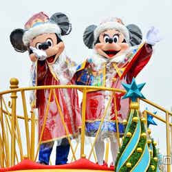 ディズニーランドのクリスマススタート、ミッキー＆ミニーが“雨の日仕様”で新コスチュームお披露目