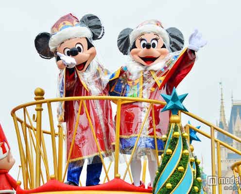 ディズニーランドのクリスマススタート、ミッキー&ミニーが“雨の日仕様”で新コスチュームお披露目