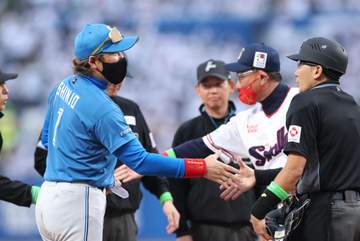 ヤクルト 5日の試合前に池山監督と新庄監督がメンバー表交換で交わした会話の中身とは… ツバメ指揮官は新庄監督プレゼントのマスク着用