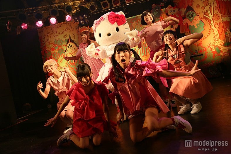でんぱ組.incとハローキティ／ライブの様子