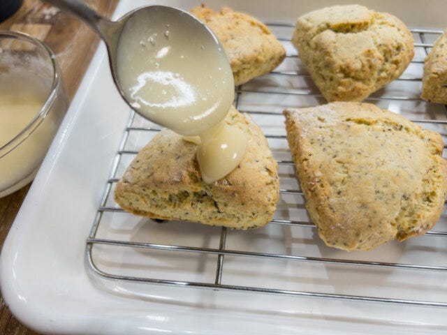 冷めたスコーンの上にアイシングをかけて、冷蔵庫で冷やし固めます。