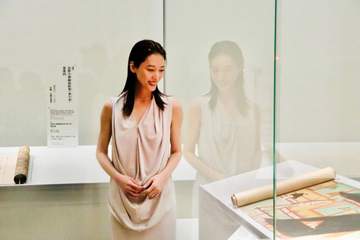 月城かなと「感動」連発 自身が演じた菅原道真の特別展 ゆかりの品々に目輝かせる