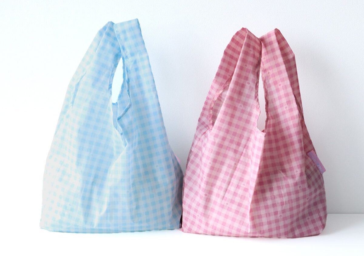 ライトブルーとピンクのチェック柄エコバッグを2つ並べて撮影した正面写真