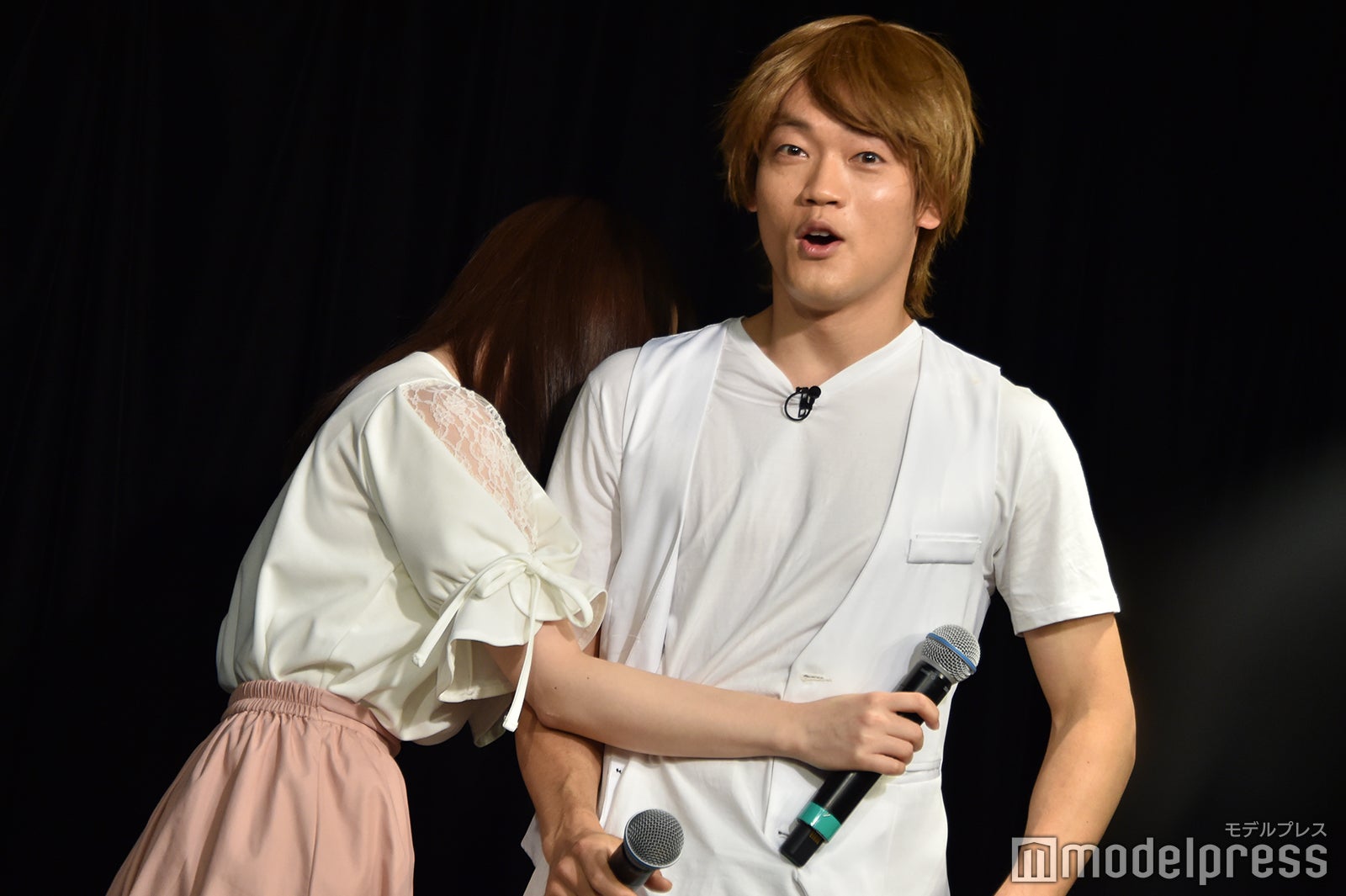 演技中、女子大生に抱きつかれるおばたのお兄さん （C）モデルプレス