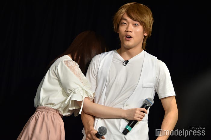 演技中、女子大生に抱きつかれるおばたのお兄さん (C)モデルプレス