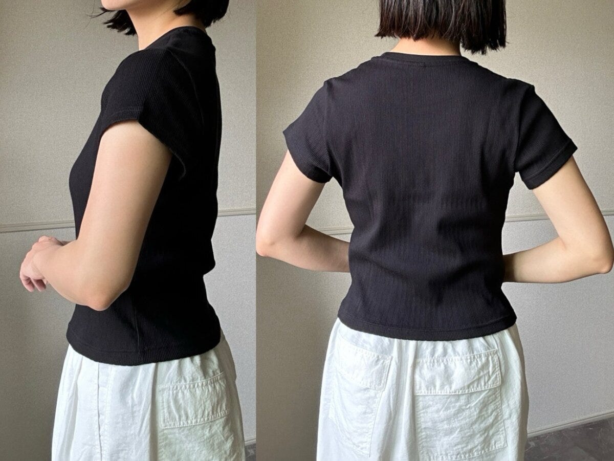 黒いリブミニTシャツと白いワイドパンツを着用した女性の横と後ろ姿 黒いリブミニTシャツと白いワイドパンツを着用した女性の横と後ろ姿