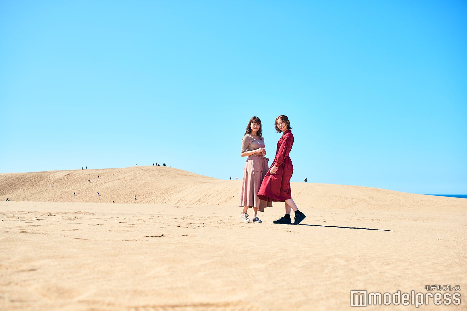 空と砂丘のコントラストが美しい！まるで外国を旅しているかのような写真が必然と撮れてしまう鳥取砂丘（C）モデルプレス