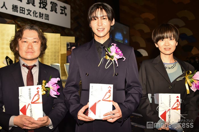 「silent」メンバー集結(左から)村瀬健プロデューサー、目黒蓮、脚本家・生方美久氏(C)モデルプレス
