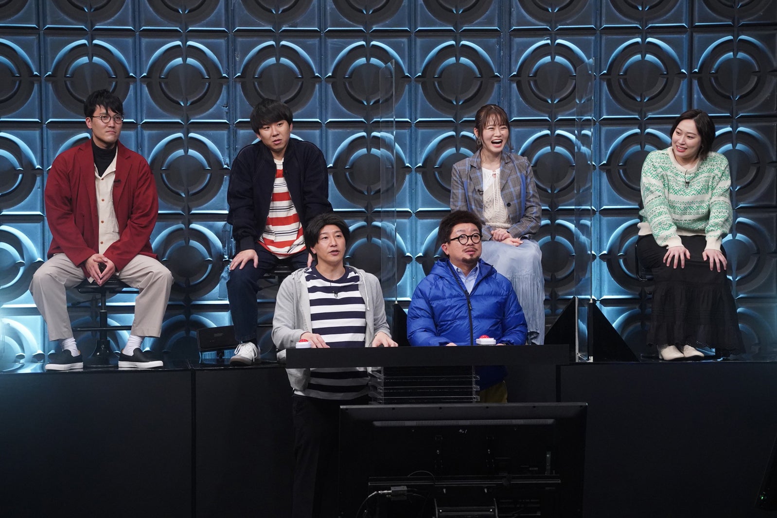 （左から時計回りに）菊田竜大、秋山寛貴、山崎怜奈、丸山礼、松尾駿、長田庄平（C）フジテレビ