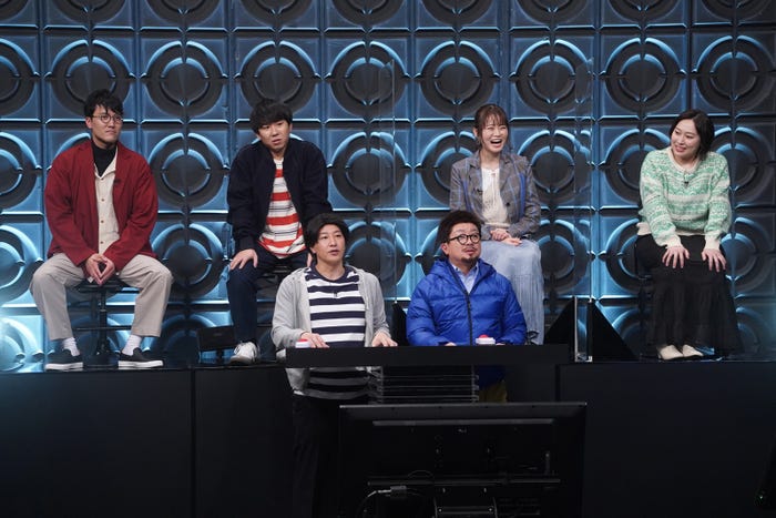 (左から時計回りに)菊田竜大、秋山寛貴、山崎怜奈、丸山礼、松尾駿、長田庄平(C)フジテレビ