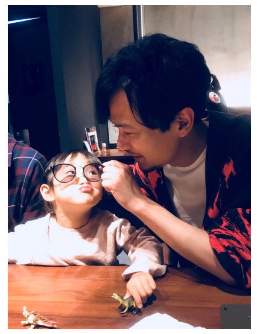 サングラスをかけてあげる稲垣吾郎 (C)モデルプレス