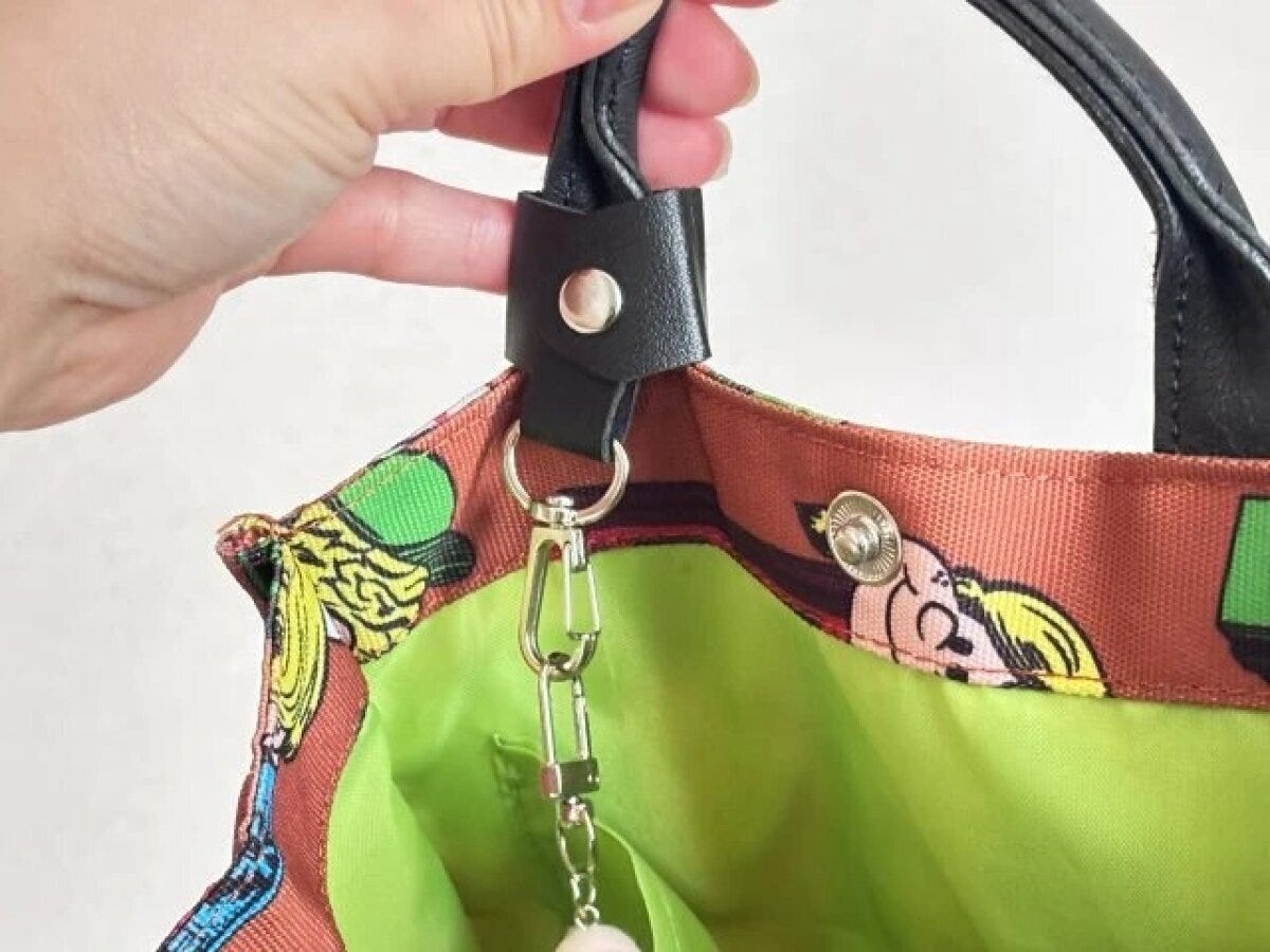 ダイソー　ケーブルクリップ（フェイクレザー、カラビナタイプ）　使用例　逆向き