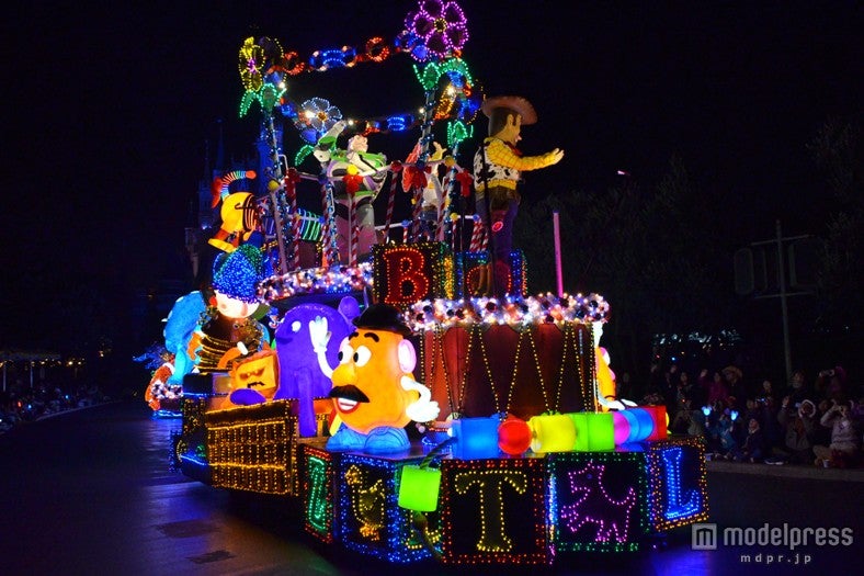 「東京ディズニーランド・エレクトリカルパレード・ドリームライツ」もクリスマス仕様に