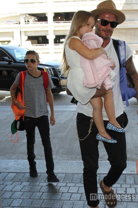 ロメオ君はポニーテイルで。WENN.com／Zeta Image